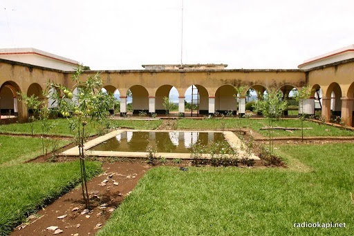Cour intérieure et bassin du CRSN Lwiro