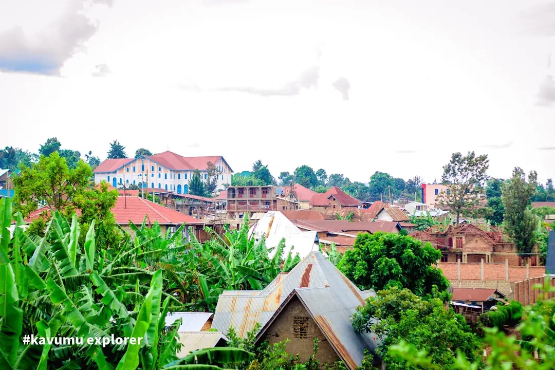 Toits rouges et bananeraies — vue sur Kavumu
