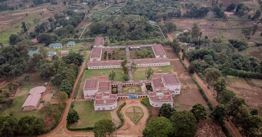 Vue aérienne du CRSN Lwiro avec ses bâtiments coloniaux et jardins