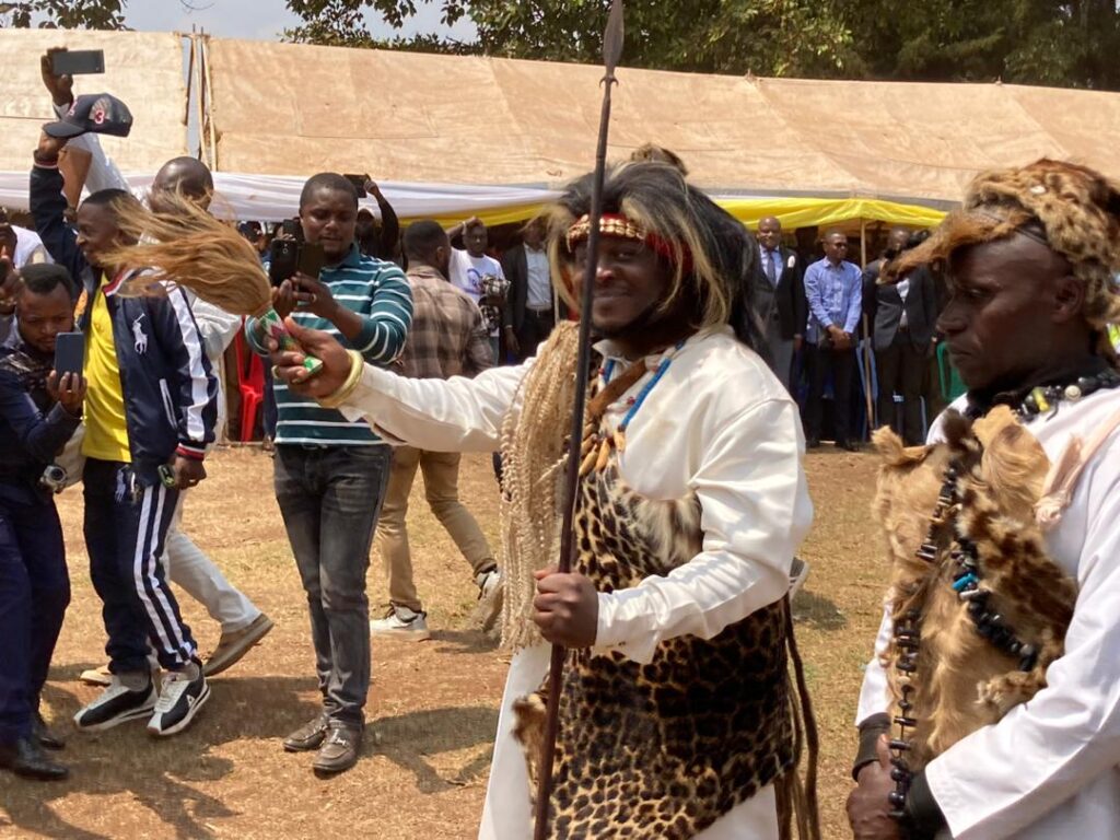 Le Mwami (roi coutumier) lors d'une cérémonie traditionnelle à la cour royale.