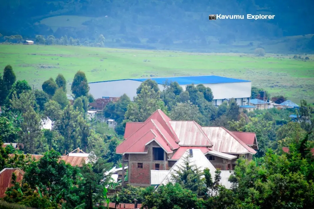 Kavumu entre collines, plaines et hangars